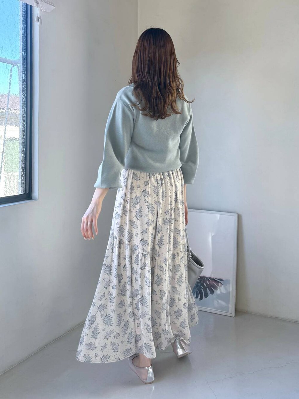 シルバー系のバレエシューズ、ブルー系のスカート、グリーン系のニット/セーターを着用したレディースの冬コーディネートの3枚目の写真