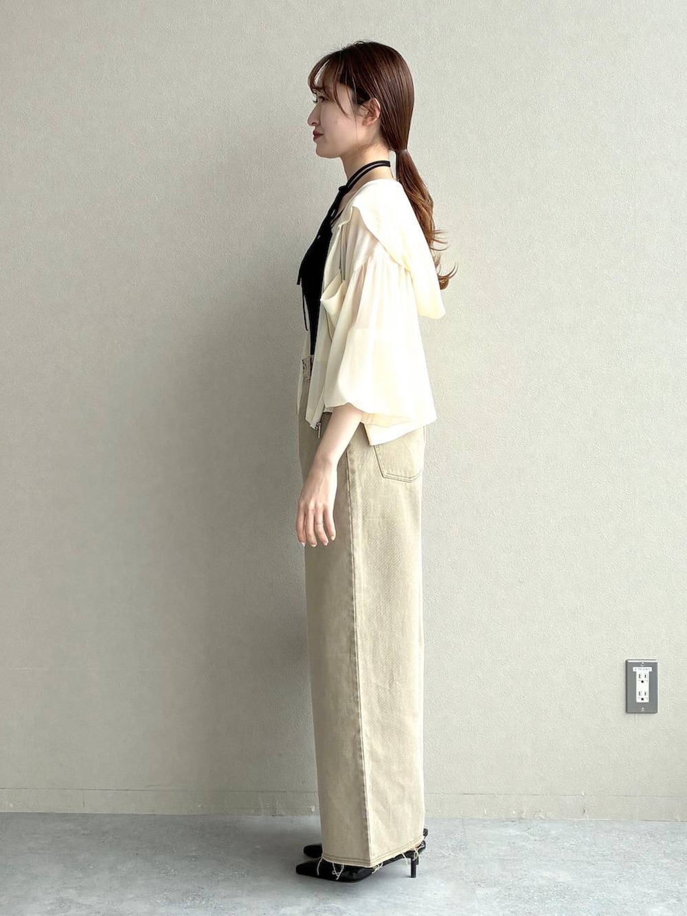 ホワイト系のパーカー、ブラック系のサンダル、ブラック系のショルダーバッグを着用したレディースの春コーディネートの2枚目の写真