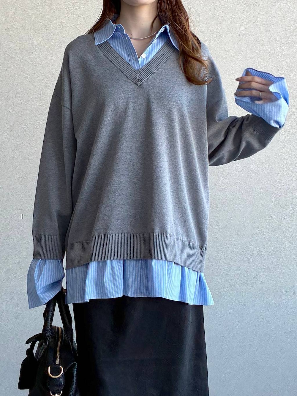 ブラック系のスカート、ブラック系のボストンバッグ、ブラック系のローファーを着用したレディースの冬コーディネートの6枚目の写真