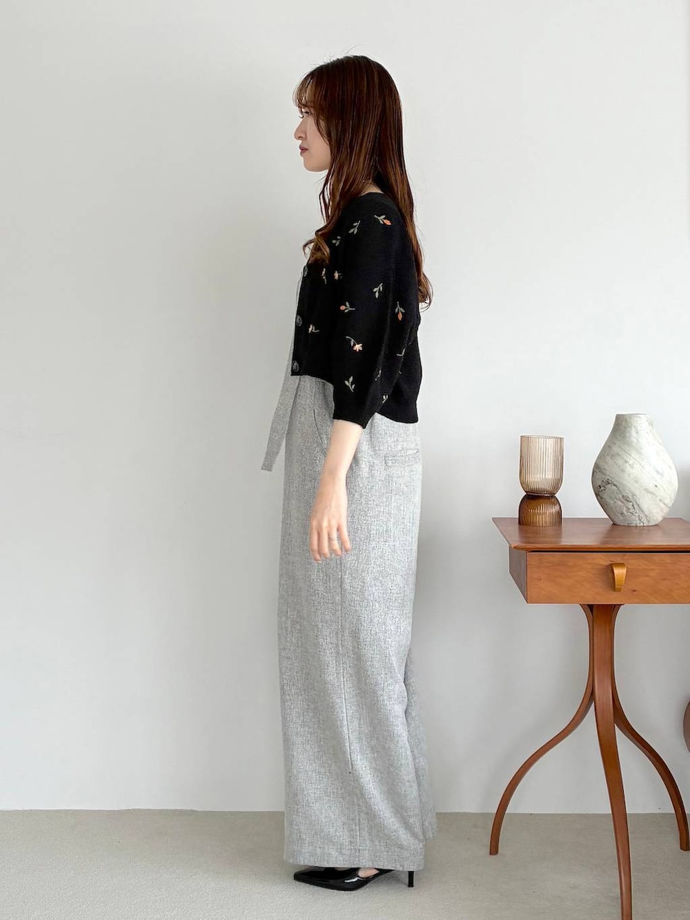 ブラック系のサンダル、グレー系のサロペット/オーバーオール、ブラック系のショルダーバッグを着用したレディースの春コーディネートの2枚目の写真