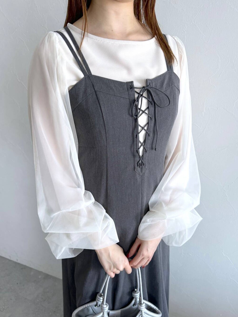 シルバー系のバレエシューズ、ホワイト系のTシャツ/カットソー、グレー系のワンピースを着用したレディースの春コーディネートの4枚目の写真