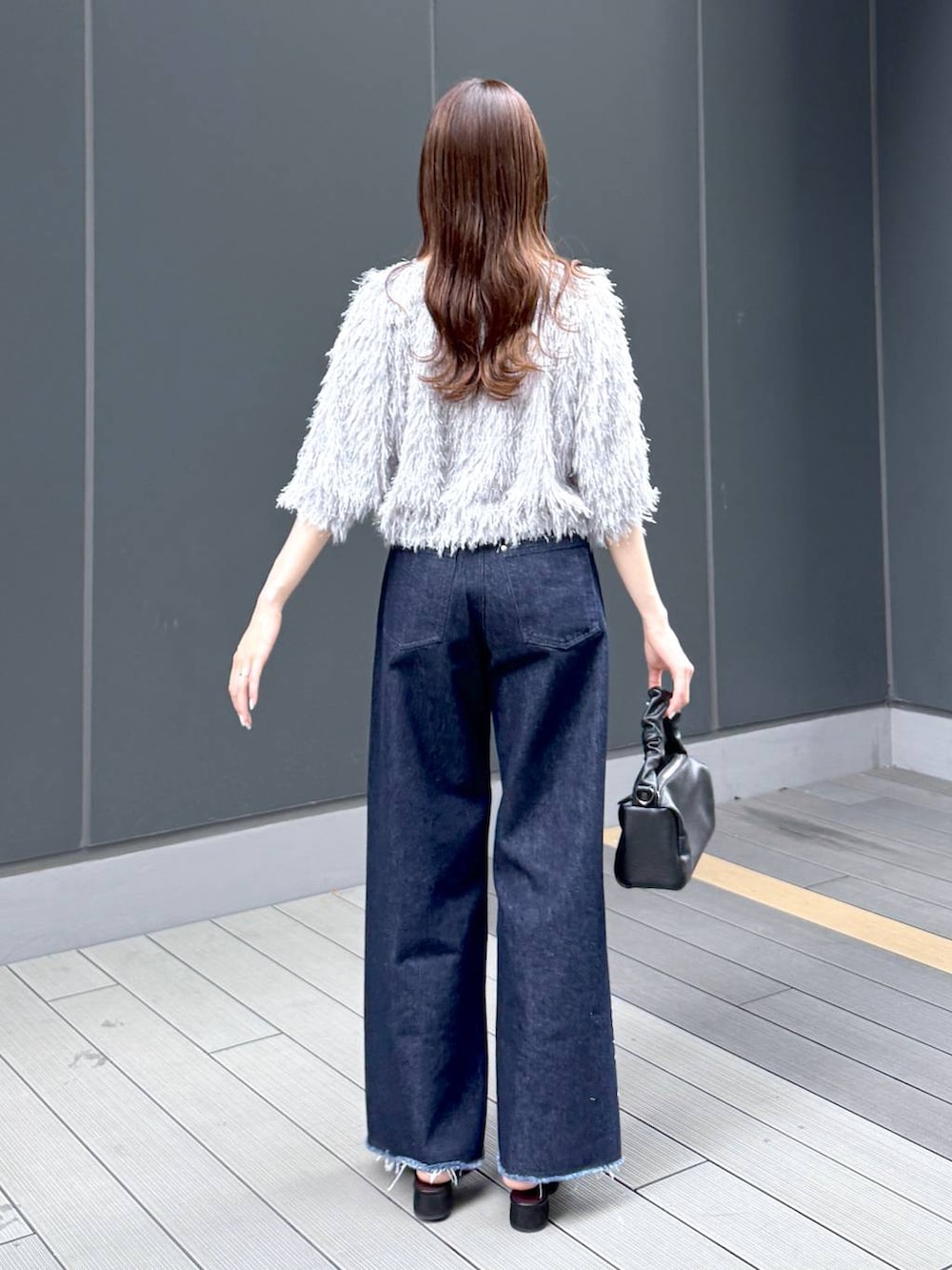 ブラック系のサンダル、グレー系のカーディガン/ボレロ、ブルー系のデニムパンツを着用したレディースの夏コーディネートの3枚目の写真