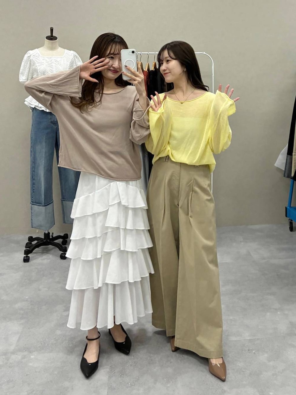 ベージュ系のニット/セーター、イエロー系のニット/セーター、ブラック系のパンプスを着用したレディースの春コーディネートの2枚目の写真