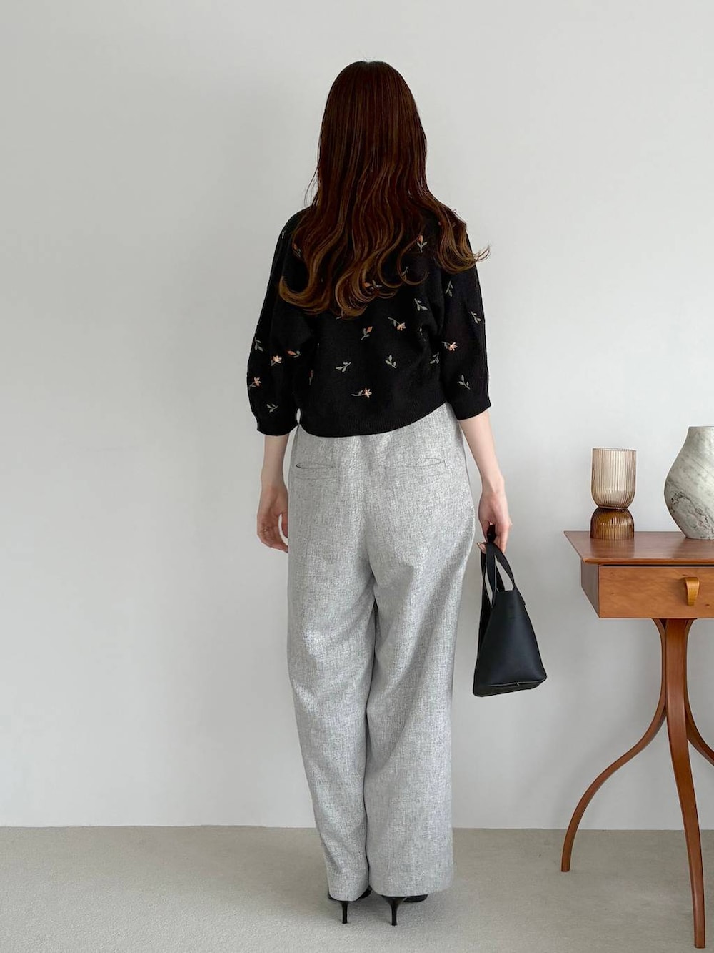 ブラック系のサンダル、グレー系のサロペット/オーバーオール、ブラック系のショルダーバッグを着用したレディースの春コーディネートの3枚目の写真