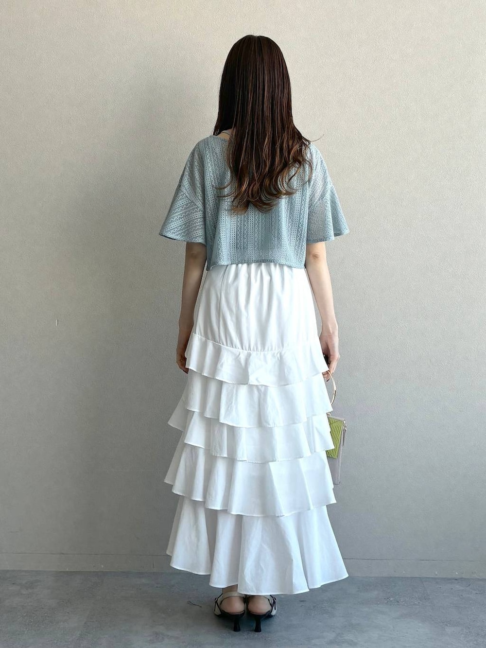 ブルー系のカーディガン/ボレロ、ホワイト系のサンダル、グレー系のショルダーバッグを着用したレディースの春コーディネートの3枚目の写真