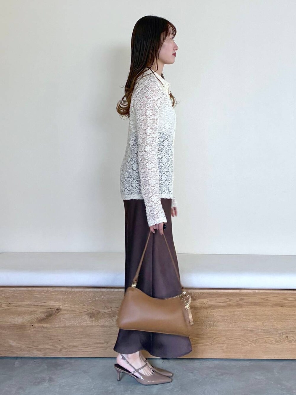 ブラウン系のサンダル、ブラウン系のスカート、ホワイト系のTシャツ/カットソーを着用したレディースの冬コーディネートの4枚目の写真