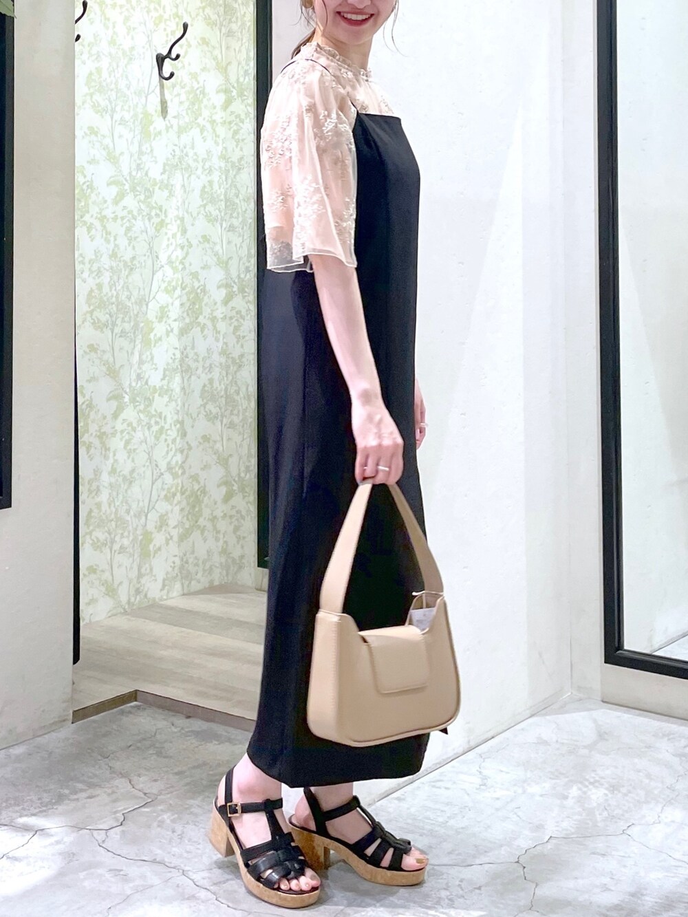 ピンク系のシャツ/ブラウス、ブラック系のワンピース、ブラック系のサンダルを着用したレディースの夏コーディネートの4枚目の写真