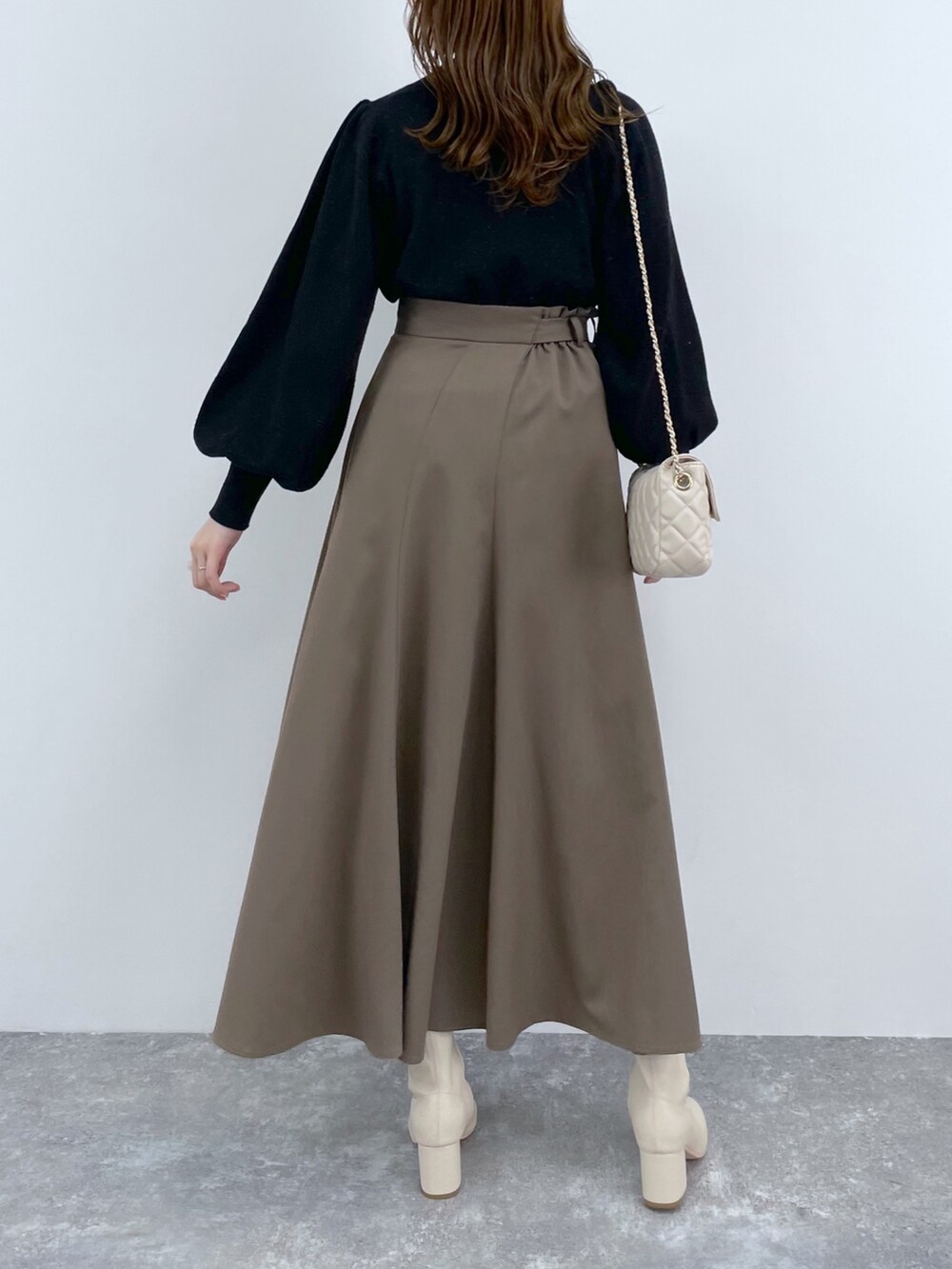 「mysty woman、ハイネック、ニット、ボリューム袖、ロングスカート、WEB限定、ショートブーツ、ストレッチブーツ、モノトーン、秋服準備はじめました、キルティング、キルティングバッグ」｜「mysty womanのボリュームスリーブニットプルオーバー　165695（ニット/セーター、ブラック系）」を使った、ひ　な　たさん（レディース・160cm）の夏コーディネートの4枚目の写真