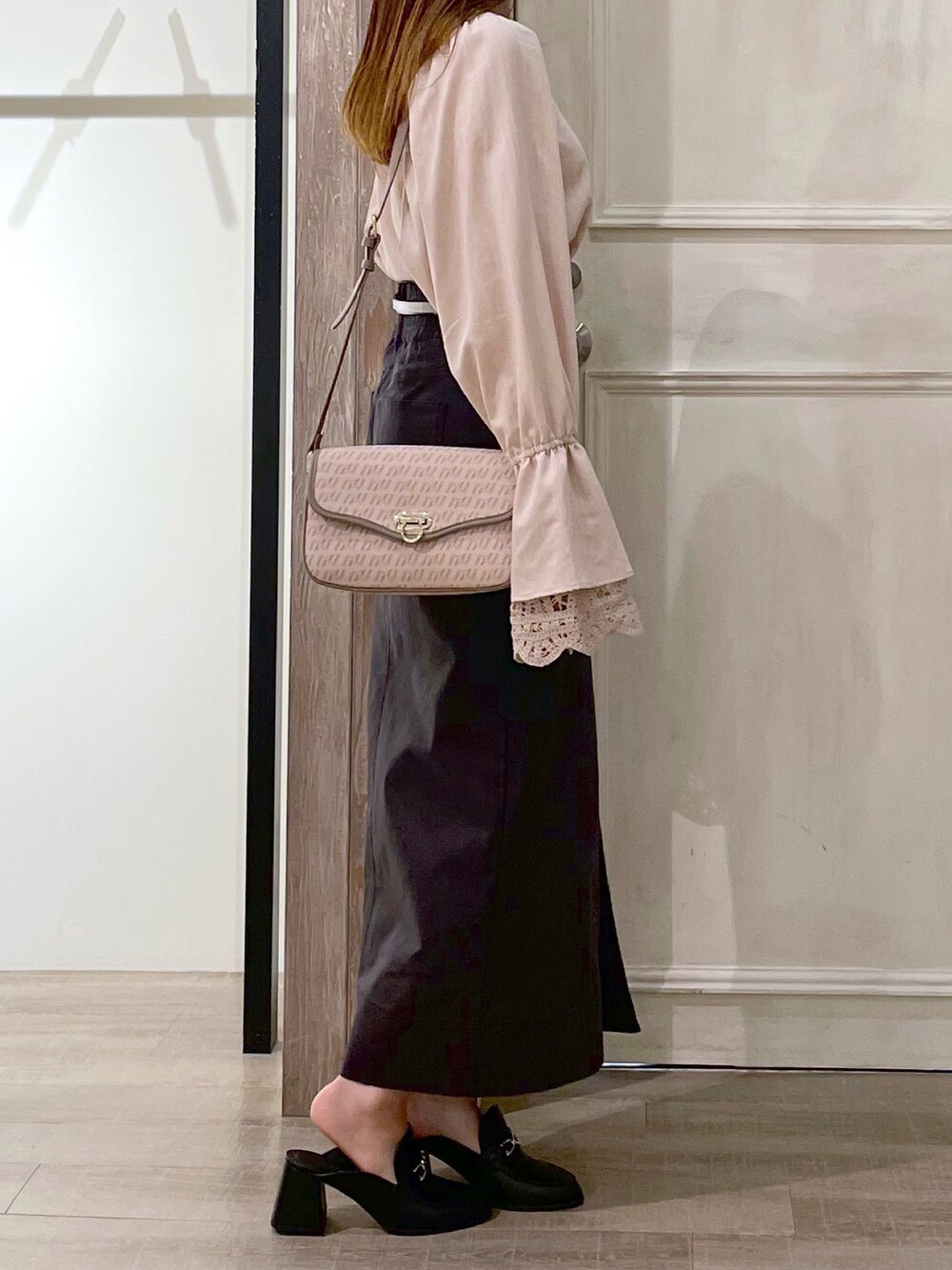 ベージュ系のシャツ/ブラウス、グレー系のスカート、ホワイト系のショルダーバッグを着用したレディースの秋コーディネートの4枚目の写真