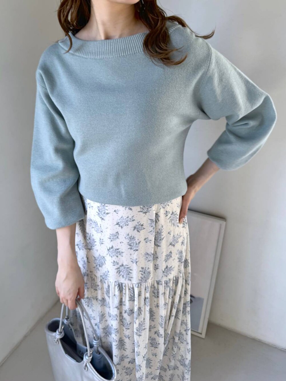 シルバー系のバレエシューズ、ブルー系のスカート、グリーン系のニット/セーターを着用したレディースの冬コーディネートの4枚目の写真