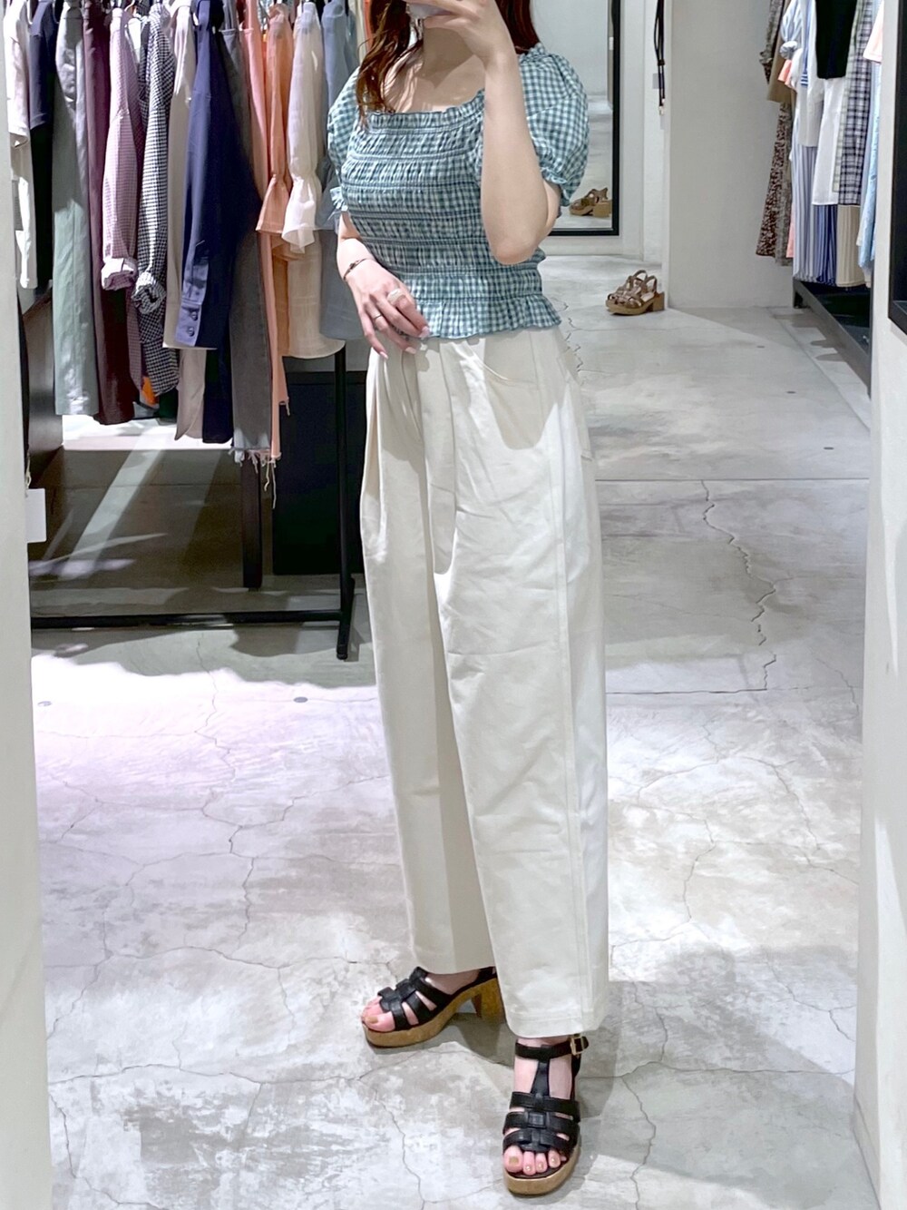 グリーン系のシャツ/ブラウス、ホワイト系のその他パンツ、ブラック系のサンダルを着用したレディースの夏コーディネートの2枚目の写真