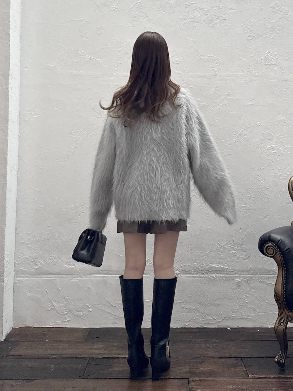 ブラウン系のその他パンツ、グレー系のカーディガン/ボレロ、ブラック系のブーツを着用したレディースの冬コーディネートの3枚目の写真