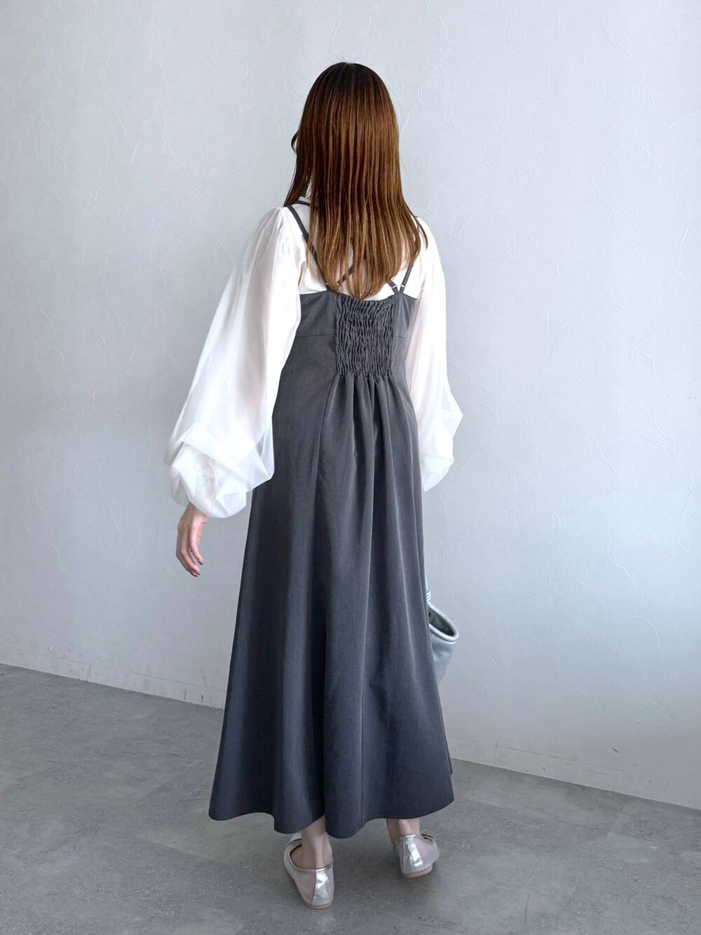 シルバー系のバレエシューズ、ホワイト系のTシャツ/カットソー、グレー系のワンピースを着用したレディースの春コーディネートの3枚目の写真