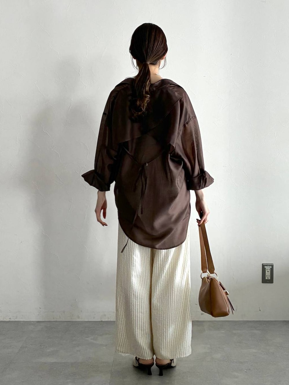 ブラウン系のシャツ/ブラウス、ホワイト系のサンダル、ベージュ系のその他パンツを着用したレディースの春コーディネートの3枚目の写真