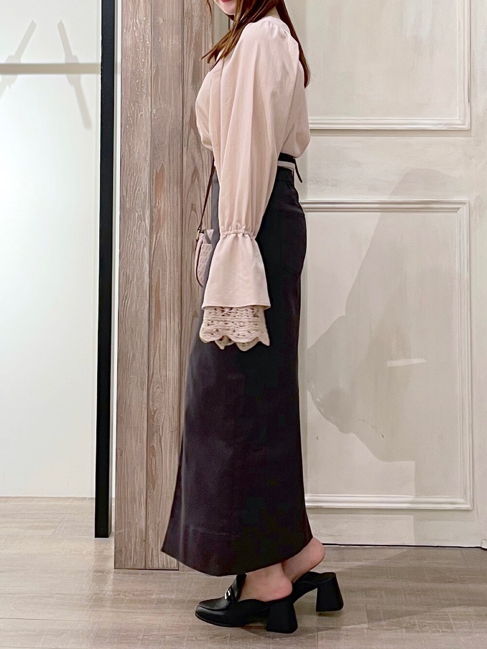 ベージュ系のシャツ/ブラウス、グレー系のスカート、ホワイト系のショルダーバッグを着用したレディースの秋コーディネートの2枚目の写真