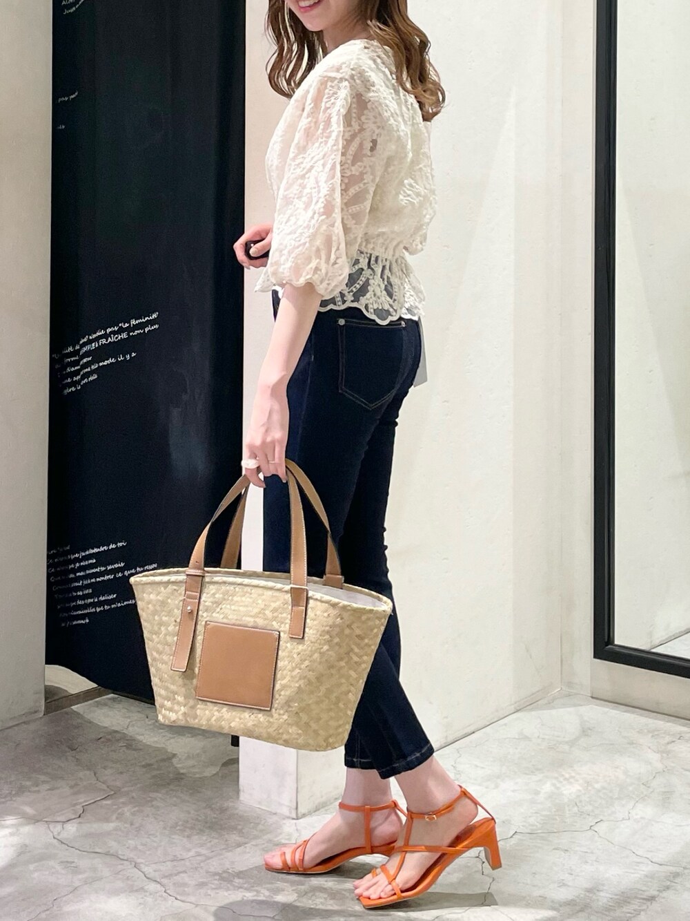 ホワイト系のシャツ/ブラウス、ホワイト系のタンクトップ、ブルー系のデニムパンツを着用したレディースの春コーディネートの2枚目の写真