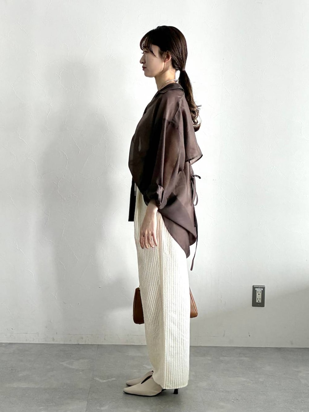 ブラウン系のシャツ/ブラウス、ホワイト系のサンダル、ベージュ系のその他パンツを着用したレディースの春コーディネートの2枚目の写真