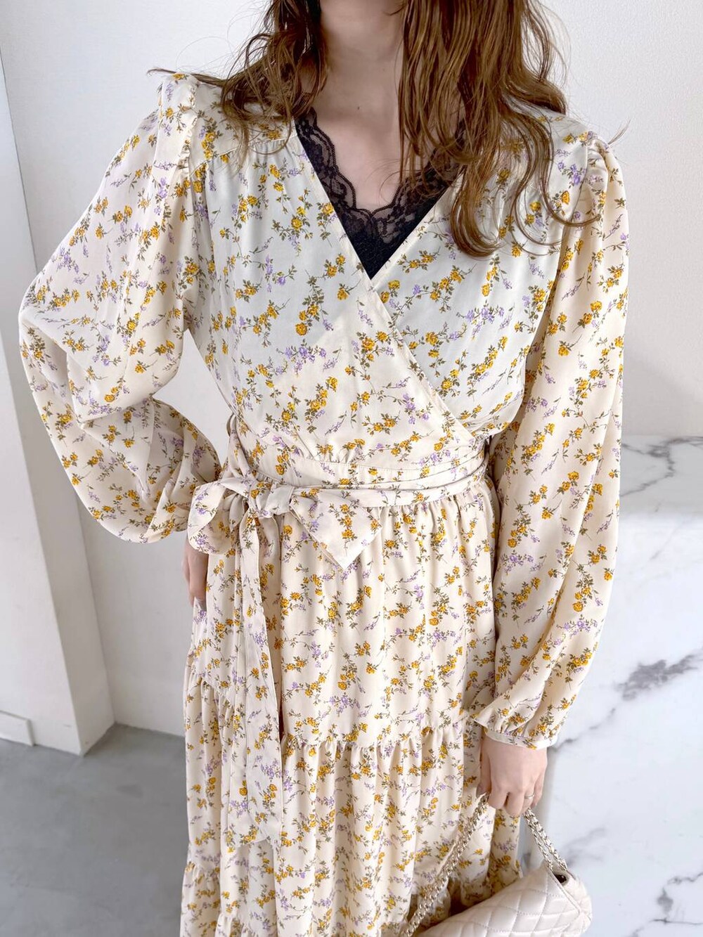 ブラック系のタンクトップ、ホワイト系のショルダーバッグ、ブラック系のパンプスを着用したレディースの冬コーディネートの4枚目の写真