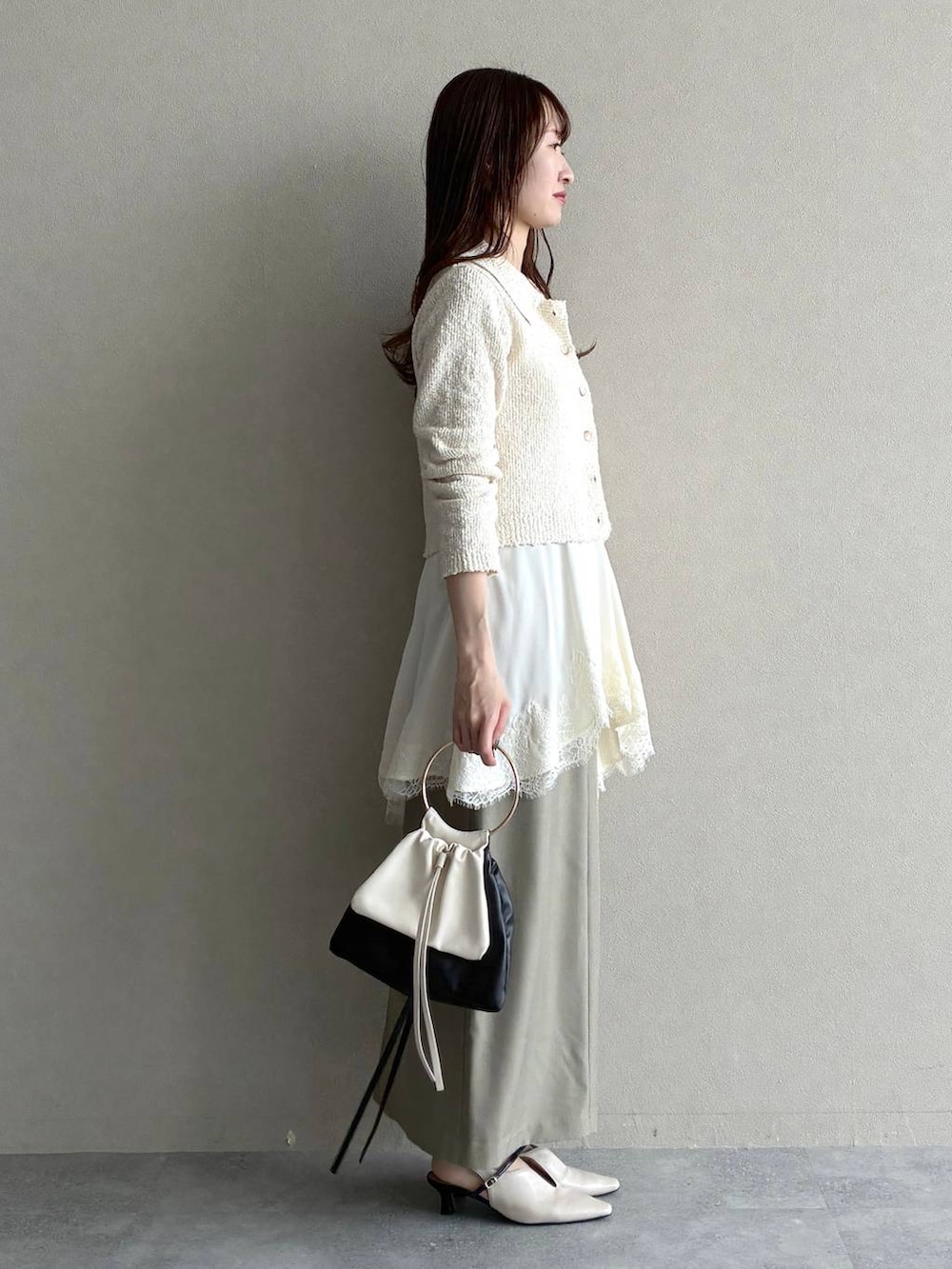 ホワイト系のサンダル、ホワイト系のキャミソール、ホワイト系のカーディガン/ボレロを着用したレディースの春コーディネートの4枚目の写真