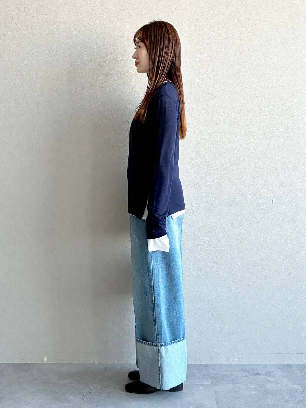 ブラック系のローファー、グレー系のショルダーバッグ、ブルー系のデニムパンツを着用したレディースの冬コーディネートの2枚目の写真