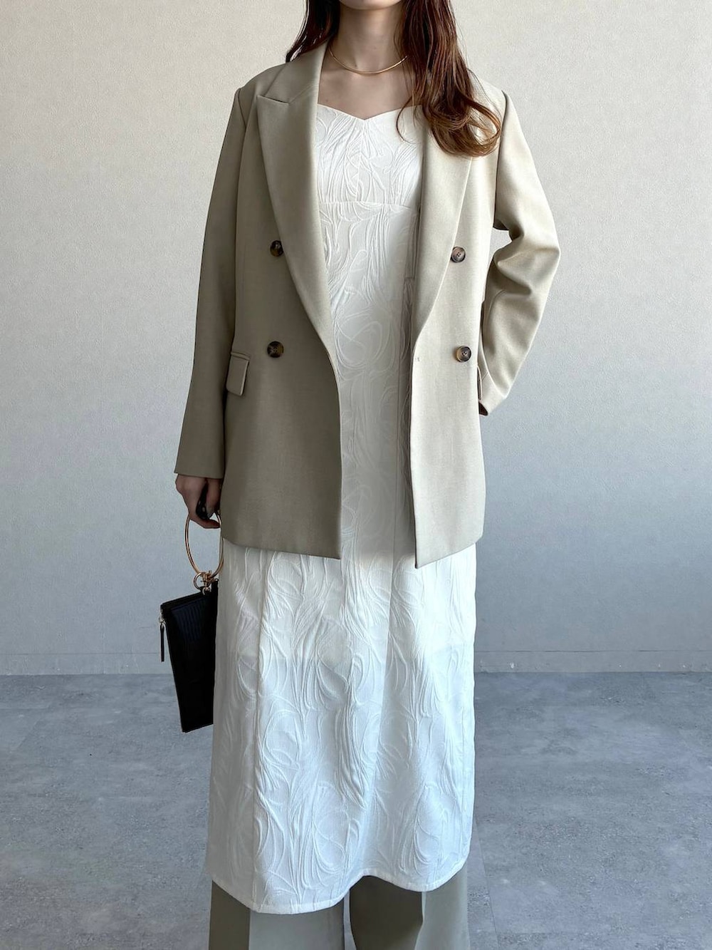 ベージュ系のテーラードジャケット、ベージュ系のその他パンツ、ホワイト系のワンピースを着用したレディースの冬コーディネートの5枚目の写真