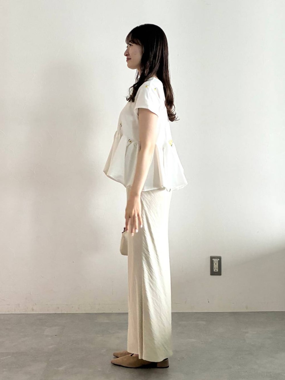 ホワイト系のTシャツ/カットソー、ベージュ系のサンダル、ホワイト系のスカートを着用したレディースの夏コーディネートの2枚目の写真