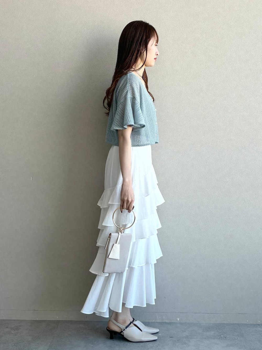 ブルー系のカーディガン/ボレロ、ホワイト系のサンダル、グレー系のショルダーバッグを着用したレディースの春コーディネートの4枚目の写真