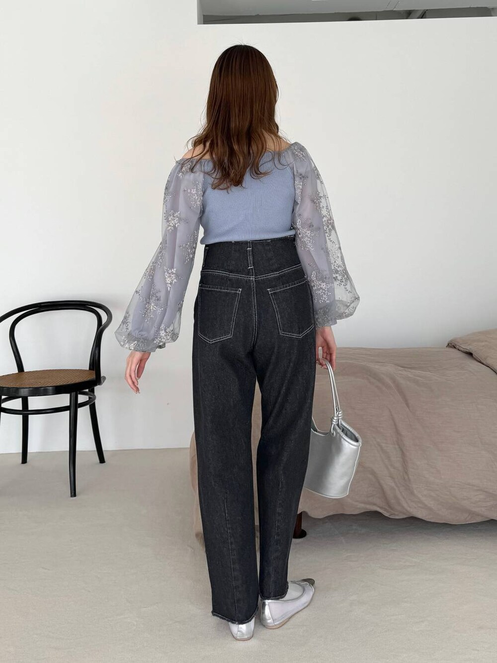 シルバー系のバレエシューズ、ブラック系のデニムパンツ、ブルー系のニット/セーターを着用したレディースの春コーディネートの3枚目の写真