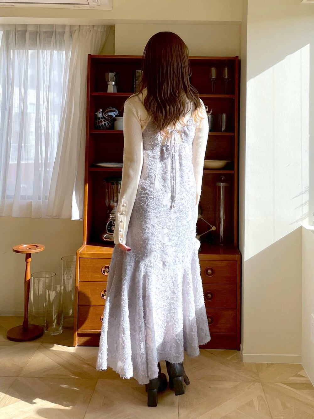 グレー系のブーツ、ホワイト系のニット/セーター、ホワイト系のショルダーバッグを着用したレディースの冬コーディネートの6枚目の写真