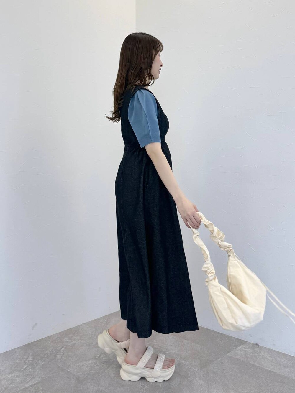 「サンダル、着痩せ・細見え、きれいめ、体型カバー、テーマパーク、デート/ロマンティック、女子会、フェミニン、mysty woman、ワンピース、デニムワンピース、ハンドバッグ、バッグ、夏コーデ、ニット」｜「mysty womanのタックスリーブサマーニットプルオーバー　109863（ニット/セーター、ブルー系）」を使った、ひ　な　たさん（レディース・160cm）の春コーディネートの3枚目の写真
