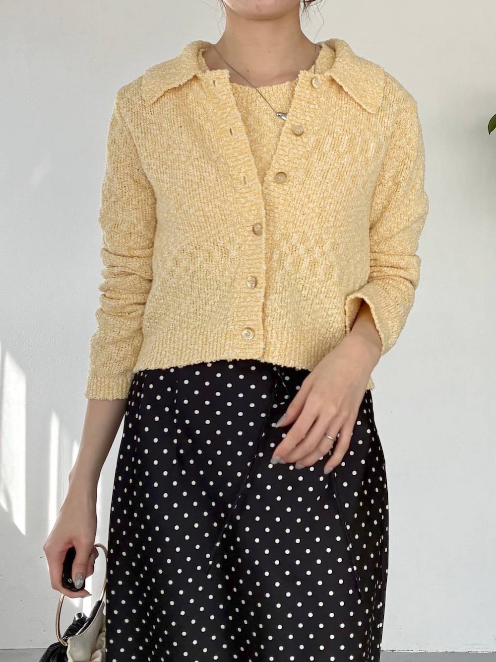 ブラック系のサンダル、イエロー系のカーディガン/ボレロ、ブラック系のスカートを着用したレディースの冬コーディネートの6枚目の写真