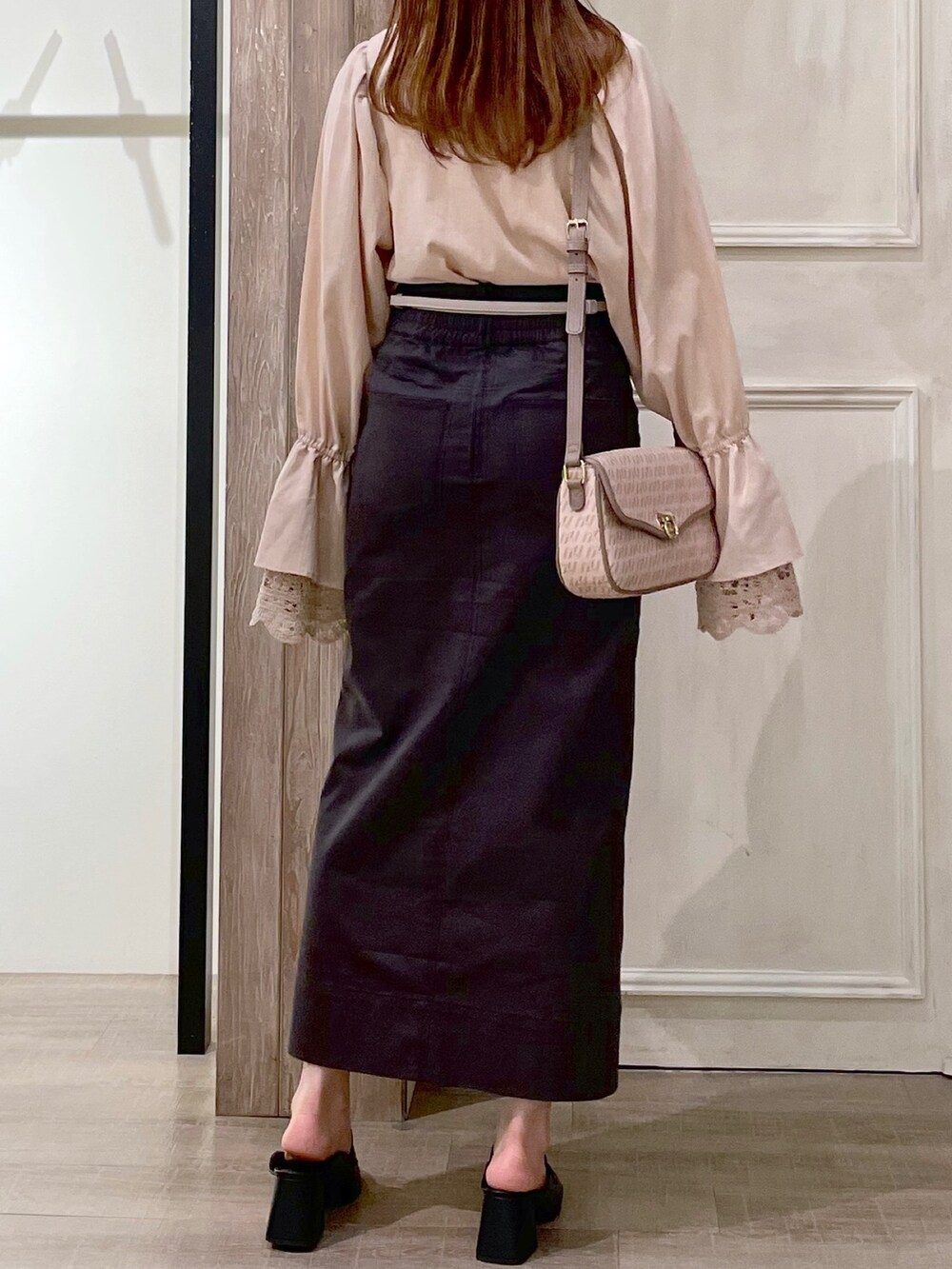 ベージュ系のシャツ/ブラウス、グレー系のスカート、ホワイト系のショルダーバッグを着用したレディースの秋コーディネートの3枚目の写真