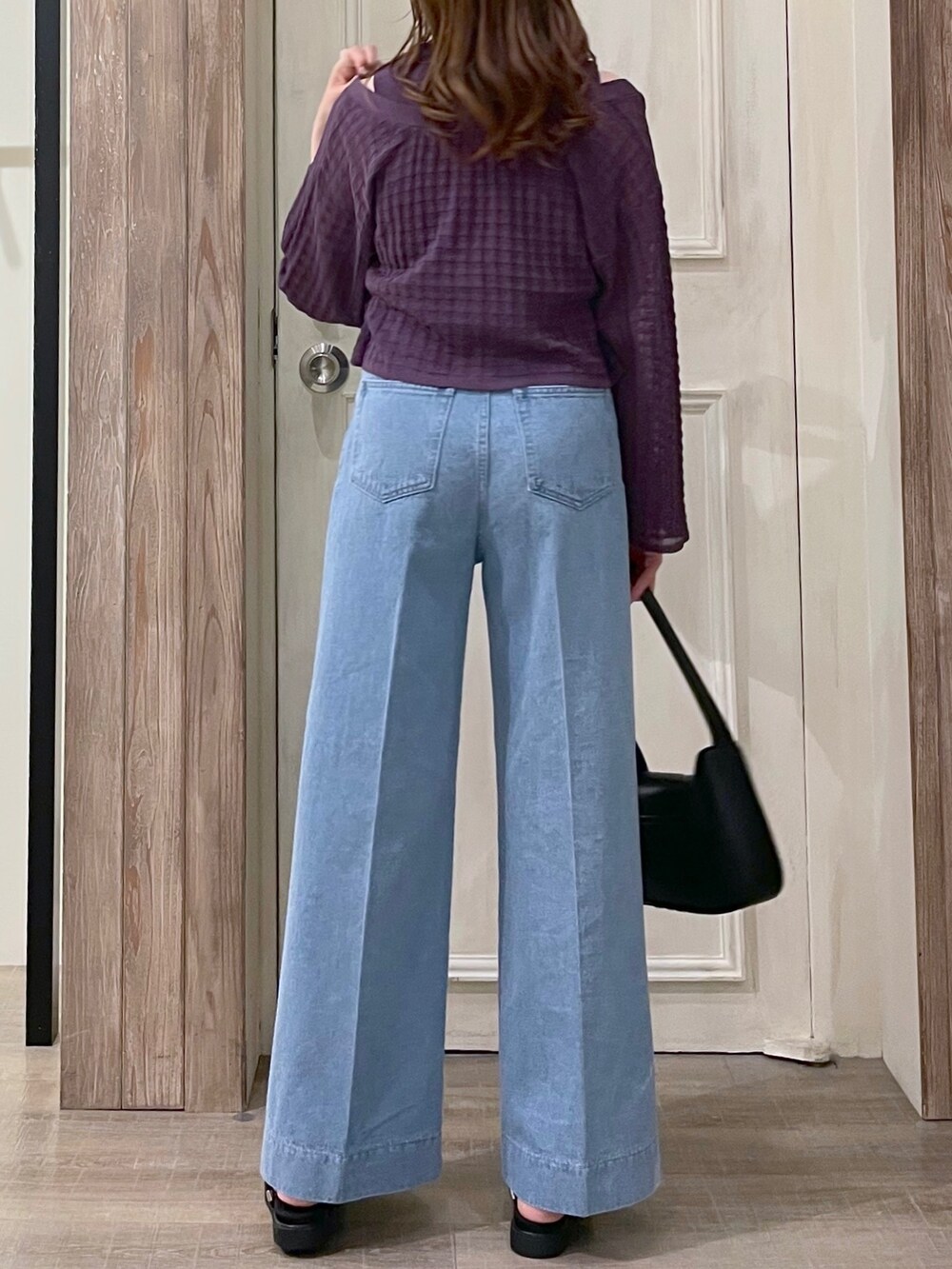 パープル系のカーディガン/ボレロ、パープル系のタンクトップ、ブルー系のデニムパンツを着用したレディースの夏コーディネートの3枚目の写真