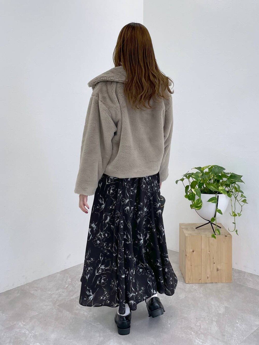 ブラック系のローファー、ブラック系のショルダーバッグ、ベージュ系のブルゾンを着用したレディースの冬コーディネートの2枚目の写真