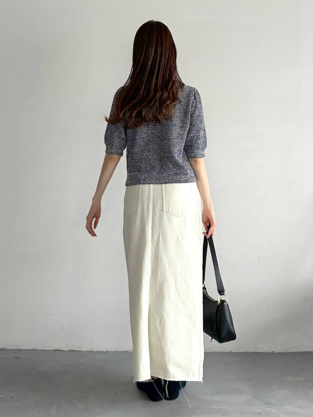 ブルー系のカーディガン/ボレロ、ブルー系のパンプス、ブラック系のショルダーバッグを着用したレディースの春コーディネートの3枚目の写真