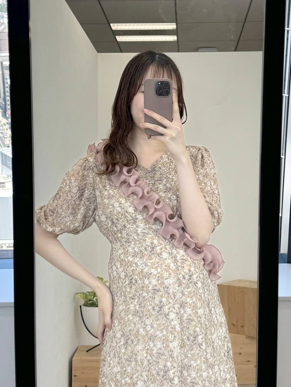 ベージュ系のサンダル、ベージュ系のワンピース、ピンク系のスマホグッズを着用したレディースの夏コーディネートの4枚目の写真