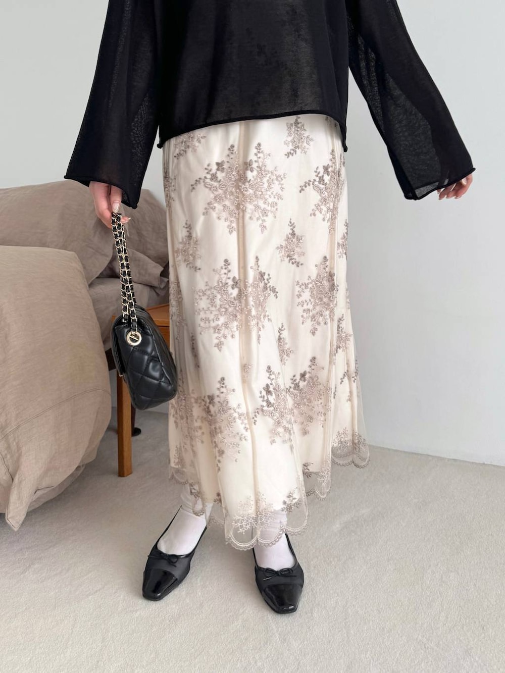 ブラック系のバレエシューズ、ブラック系のショルダーバッグ、ブラック系のニット/セーターを着用したレディースの春コーディネートの4枚目の写真