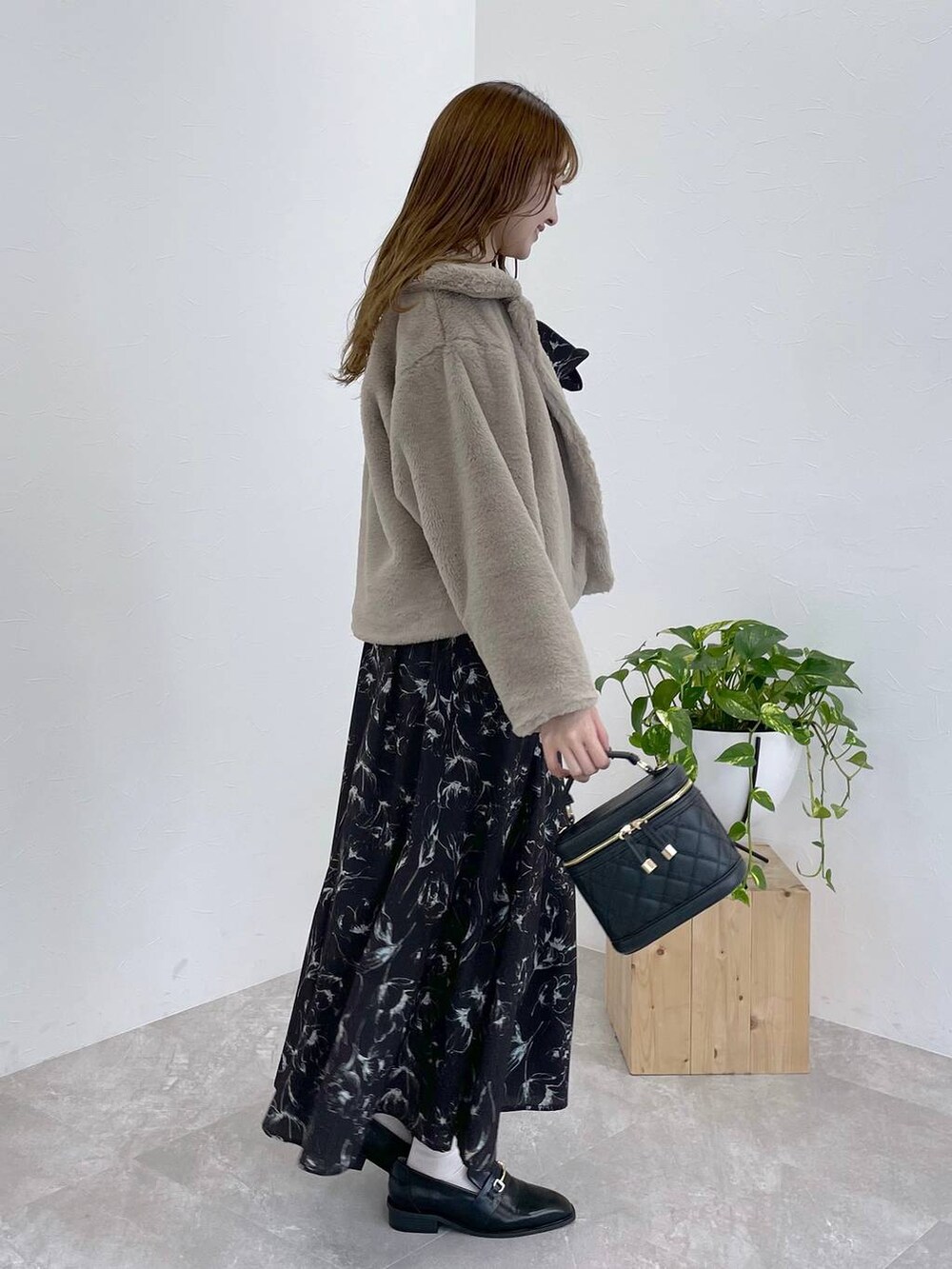 ブラック系のローファー、ブラック系のショルダーバッグ、ベージュ系のブルゾンを着用したレディースの冬コーディネートの3枚目の写真