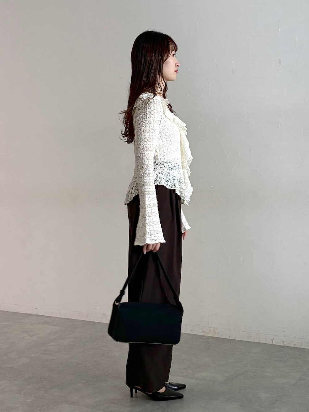 ブラウン系のその他パンツ、ホワイト系のシャツ/ブラウス、ブラック系のサンダルを着用したレディースの秋コーディネートの4枚目の写真