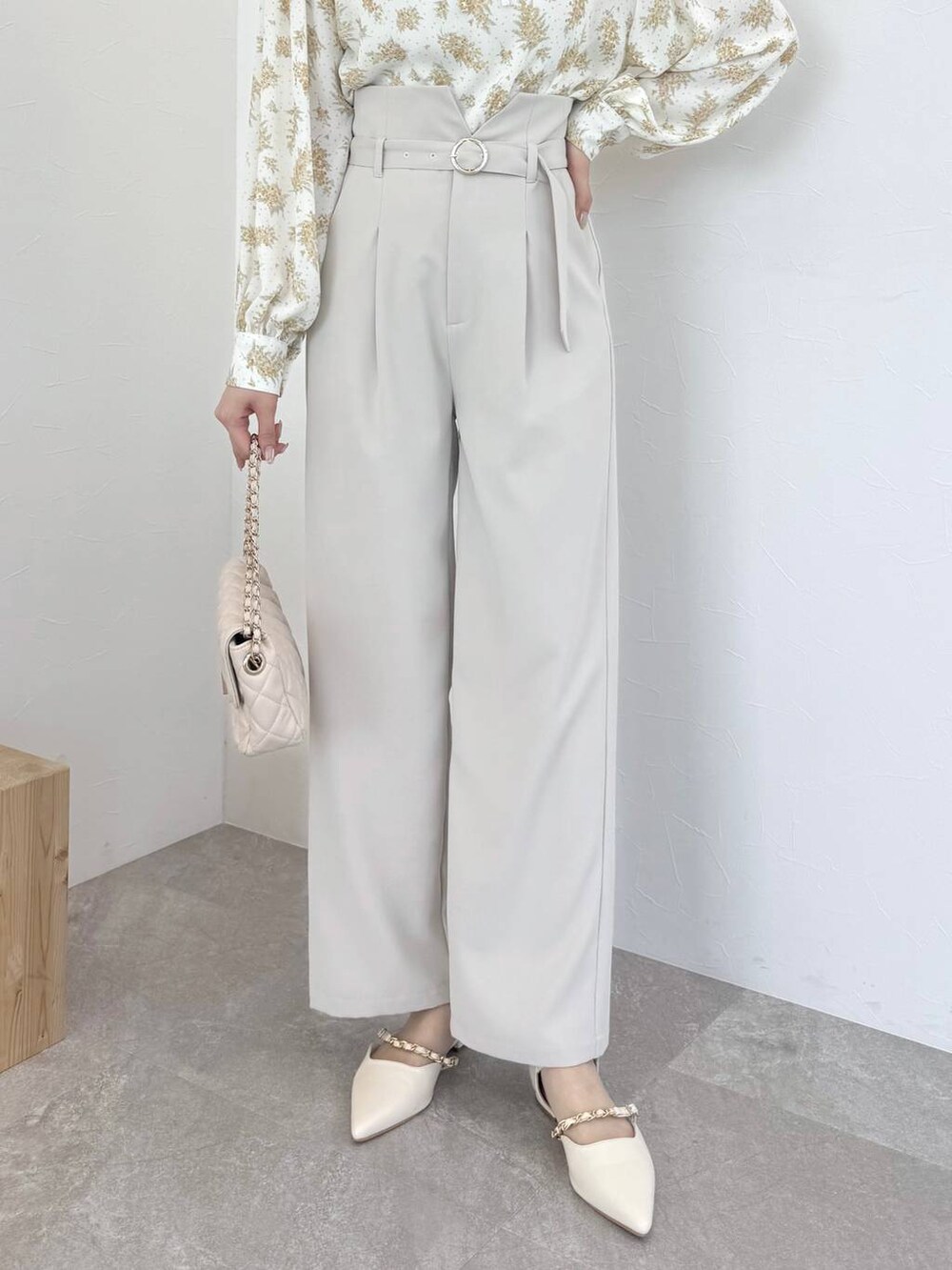 イエロー系のシャツ/ブラウス、ホワイト系のその他パンツ、ホワイト系のショルダーバッグを着用したレディースの春コーディネートの5枚目の写真