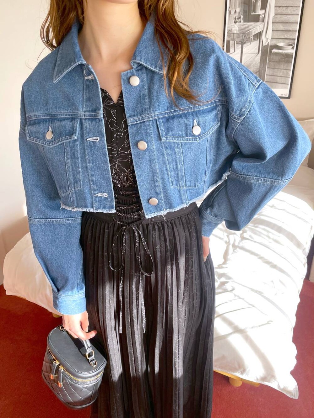 ブラック系のワンピース、ブラック系のショルダーバッグ、ブラック系のパンプスを着用したレディースの冬コーディネートの4枚目の写真