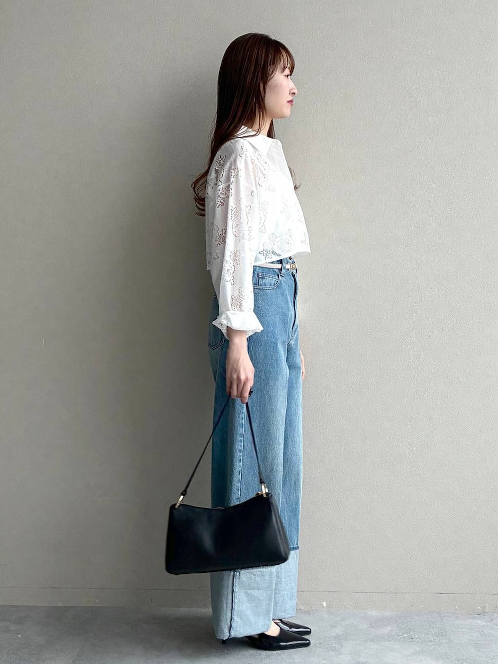 ブラック系のサンダル、ホワイト系のワンピース、ブラック系のショルダーバッグを着用したレディースの春コーディネートの4枚目の写真