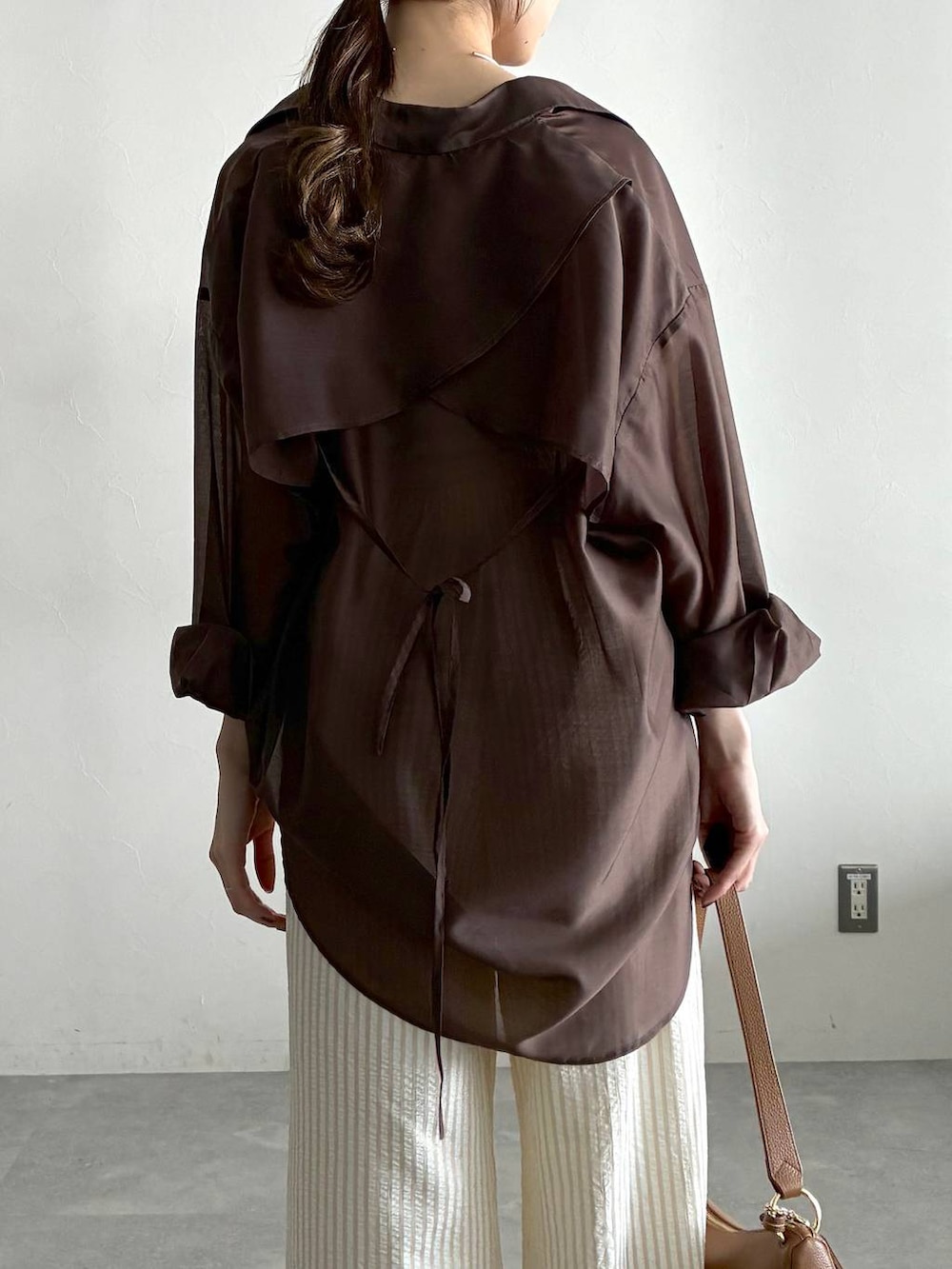 ブラウン系のシャツ/ブラウス、ホワイト系のサンダル、ベージュ系のその他パンツを着用したレディースの春コーディネートの7枚目の写真