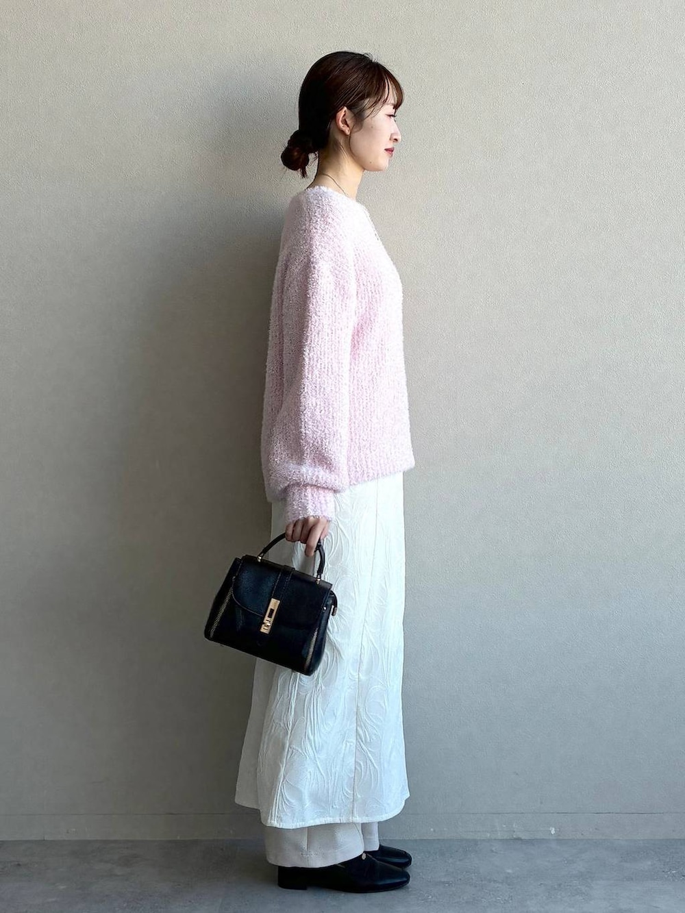 ブラック系のローファー、ブラック系のショルダーバッグ、ピンク系のニット/セーターを着用したレディースの冬コーディネートの4枚目の写真