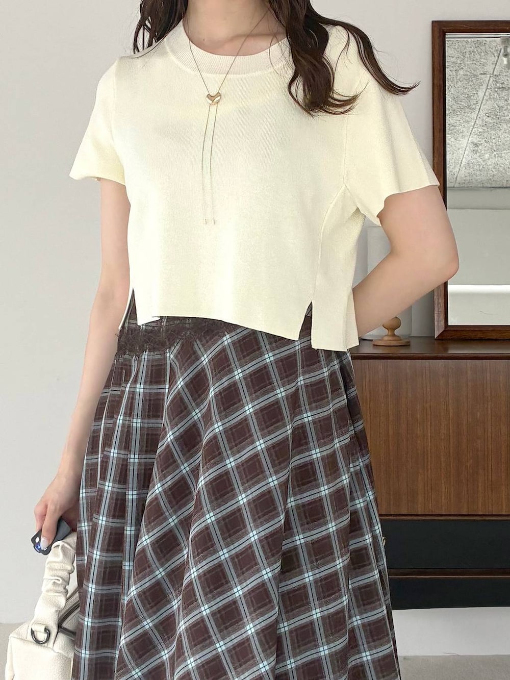 ブルー系のワンピース、ホワイト系のニット/セーター、ブラウン系のサンダルを着用したレディースの夏コーディネートの5枚目の写真