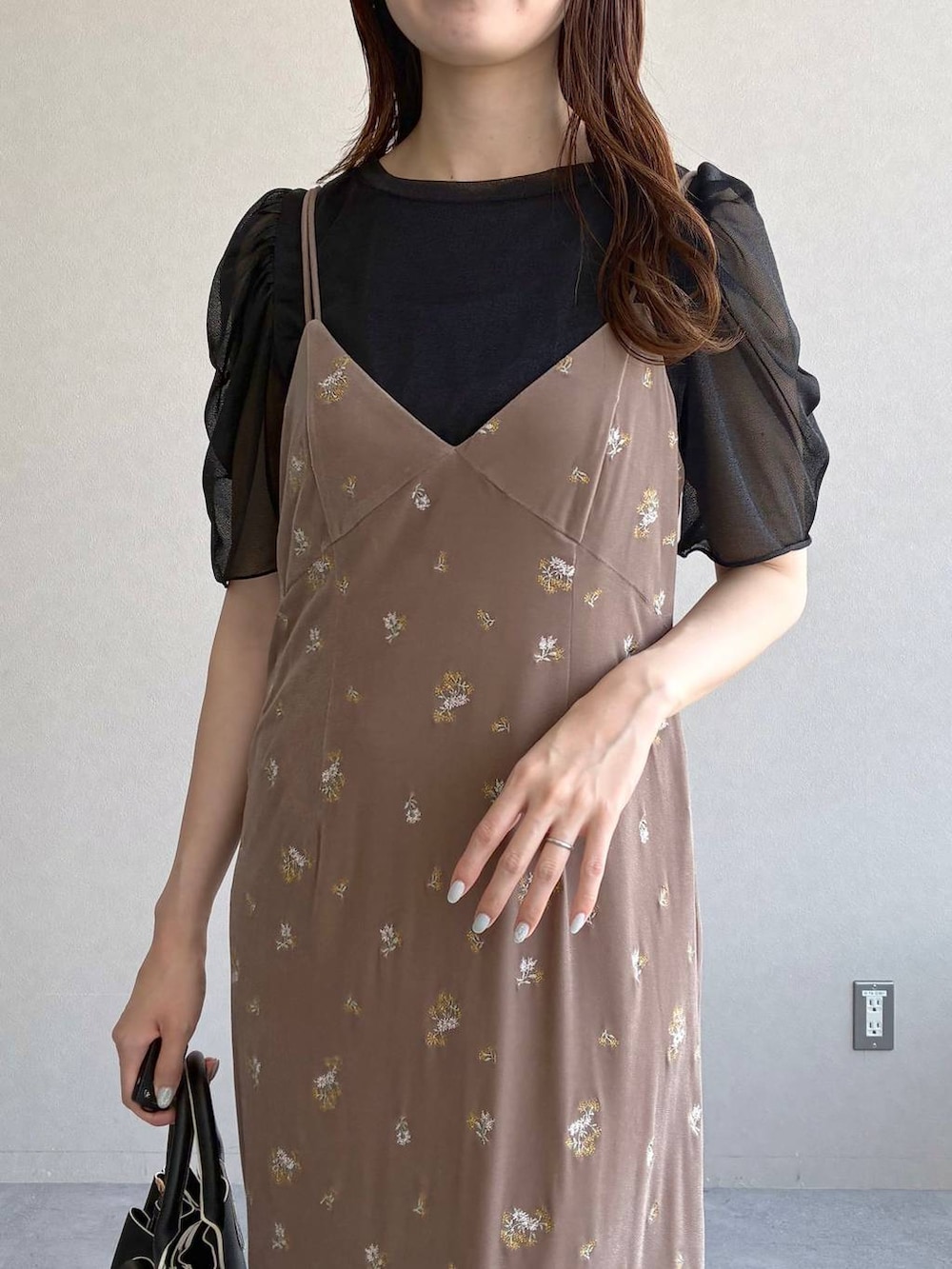 ブラック系のサンダル、ベージュ系のワンピース、ブラック系のショルダーバッグを着用したレディースの夏コーディネートの6枚目の写真