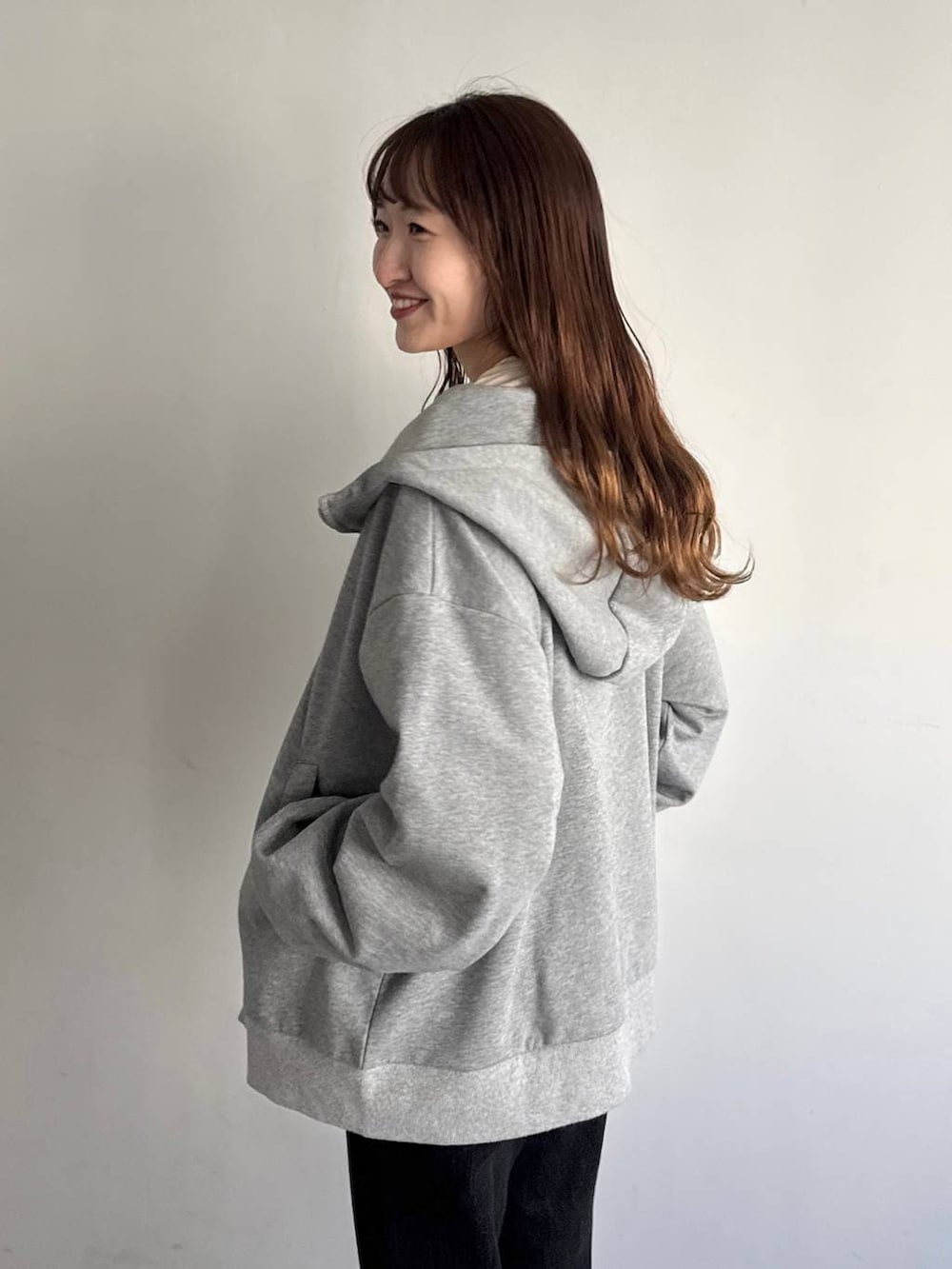 ブラック系のハンドバッグ、ホワイト系のTシャツ/カットソー、ブラック系のローファーを着用したレディースの冬コーディネートの6枚目の写真