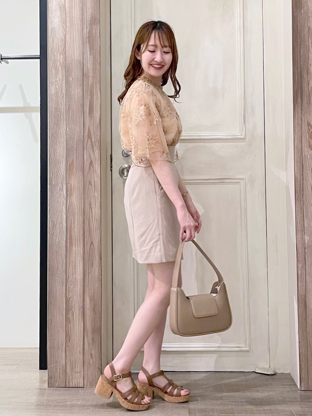 「mysty woman、ブラウス、花柄、ミニスカート、グルカサンダル、厚底シューズ、厚底サンダル、ハンドバッグ、ワンハンドルバッグ、夏コーデ、ビタミンカラー、夏セールで買いました」｜「mysty womanのフローラルレース刺繍五分袖ブラウス 269706（シャツ/ブラウス、オレンジ系）」を使った、ひ　な　たさん（レディース・160cm）の夏コーディネートの4枚目の写真