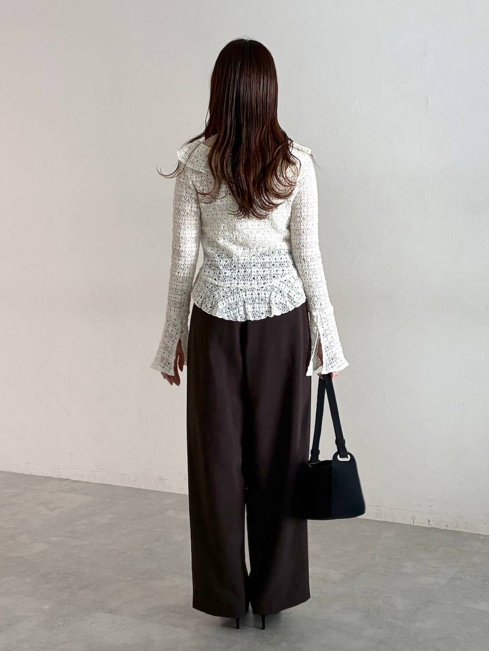 ブラウン系のその他パンツ、ホワイト系のシャツ/ブラウス、ブラック系のサンダルを着用したレディースの秋コーディネートの3枚目の写真