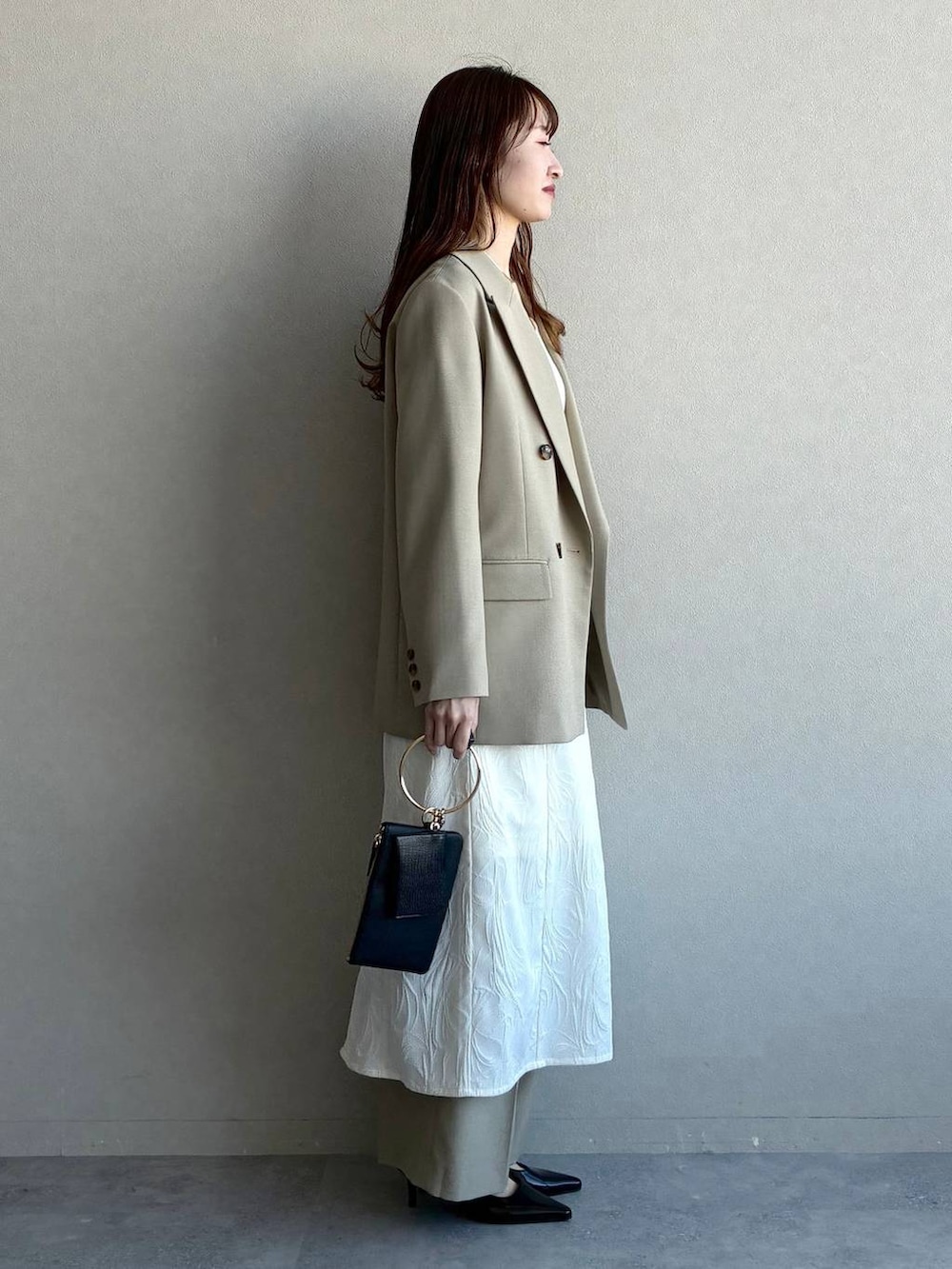 ベージュ系のテーラードジャケット、ベージュ系のその他パンツ、ホワイト系のワンピースを着用したレディースの冬コーディネートの4枚目の写真